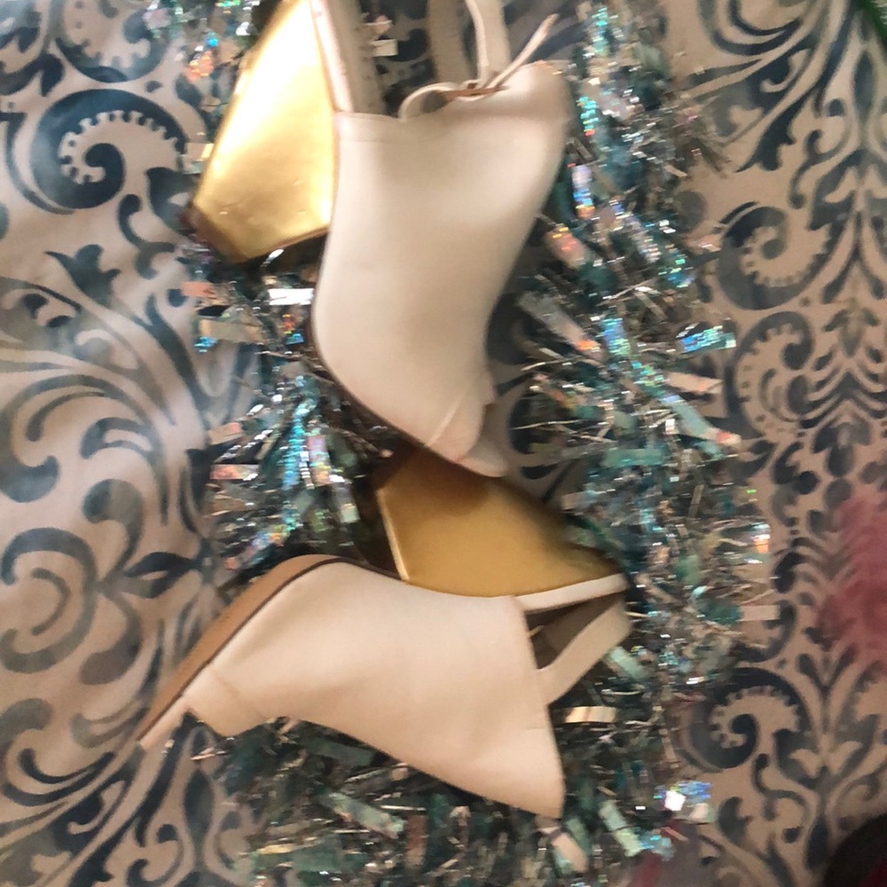 Liliana Wedged Heels White With Gold Wedge